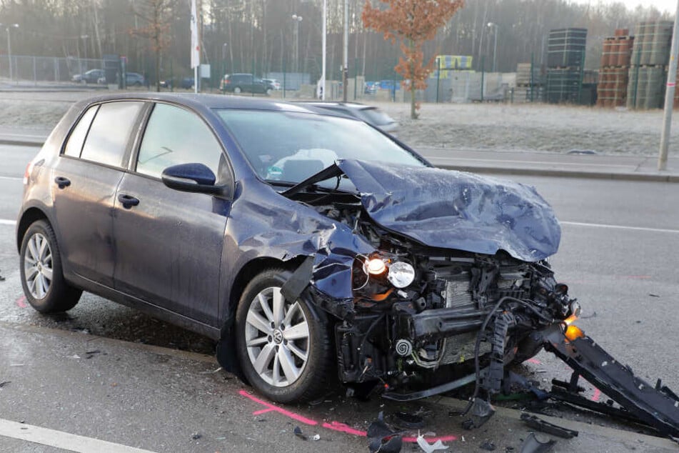 Der VW wurde stark demoliert.