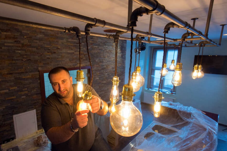 Küchen-Chef Stefan Kagerbauer (28) schraubt selbst mit an der Beleuchtung seines neuen Restaurants.