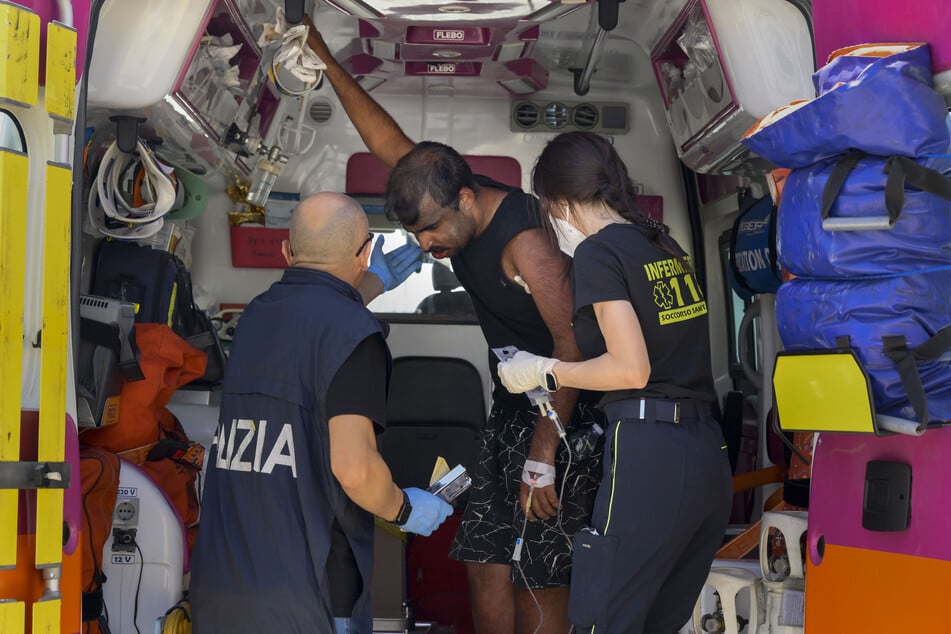 In der Nacht zum heutigen Montag sei ein Segelboot vor der Küste Italiens gekentert.