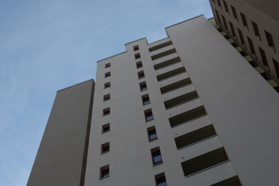 4-Jähriger spielt mit Bruder (6) und stürzt vom Balkon in die Tiefe. (Symbolbild)