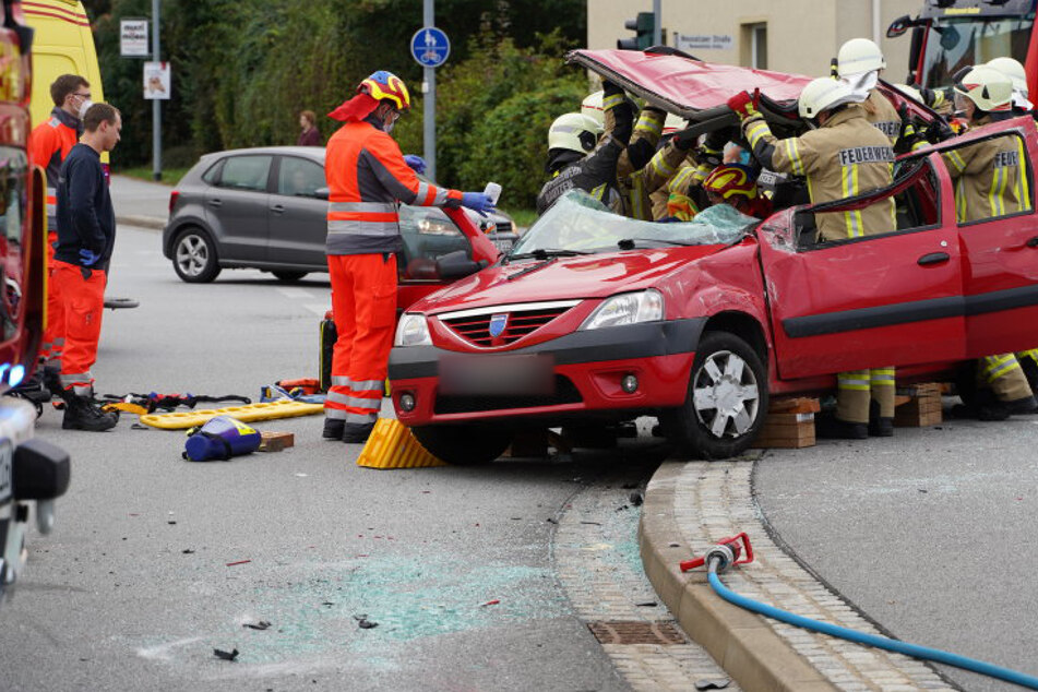 Das Dach des Dacia musste von der Feuerwehr abgeschnitten werden.