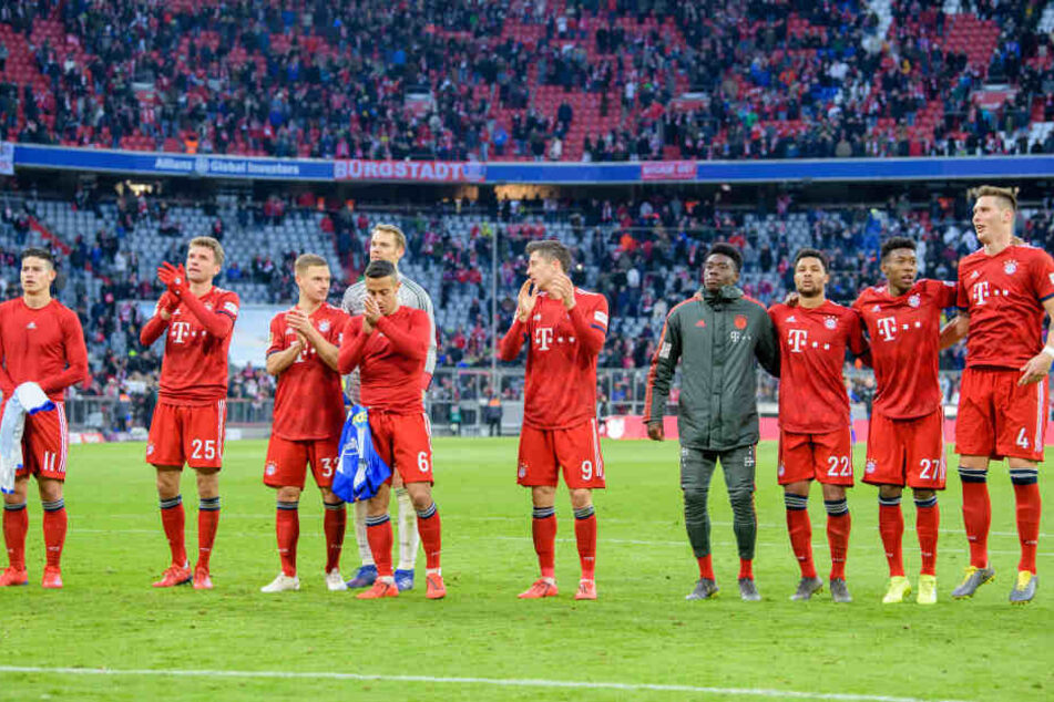 James Rodriguez, Thomas Müller, Joshua Kimmich, Torwart Manuel Neuer, Thiago, Robert Lewandowski, Alphonso Davies, Serge Gnabry, David Alaba und Niklas Süle (l-r) nach dem Spiel gegen Herta BSC.
