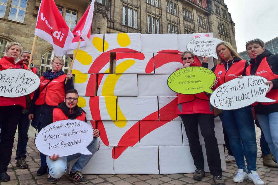 Mitarbeiter der Heim gGmbH
demonstrierten vor dem Rathaus für einen Tarifvertrag.