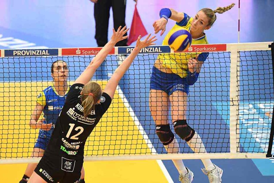Die Ex-Dresdnerin Louisa Lippmann, hier im Angriff gegen Piia Korhonen, war mit 22 Punkten auch im zweiten Halbfinale Schwerins überragende Topscorerin. Foto: Dietmar Albrecht