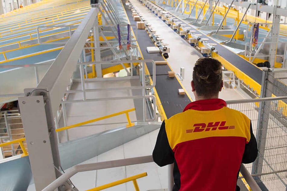 DHL Leipzig hat der Servicefirma des mutmaßlichen Paket-Diebes nach eigenen Angaben gekündigt (Symbolbild).