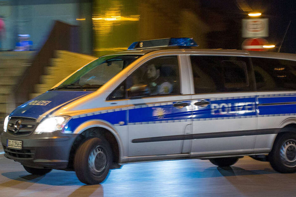 Die Dresdner Polizei rückt immer wieder zu Einsätzen an der Scheune aus.