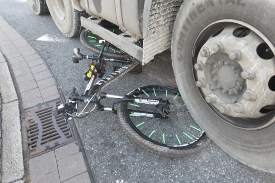 Das Fahrrad des elfjährigen Jungen liegt unter dem Lastwagen.