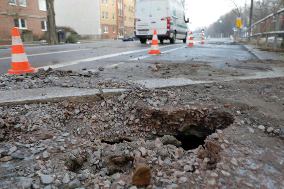 Ein Wasserrohrbruch auf der Blankenauer Straße in Chemnitz.