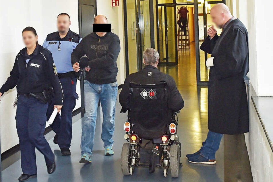 Thomas T. (47) traf im Gericht in Handschellen auf seinen "Ziehvater" Michael H. (57, im Rollstuhl).
