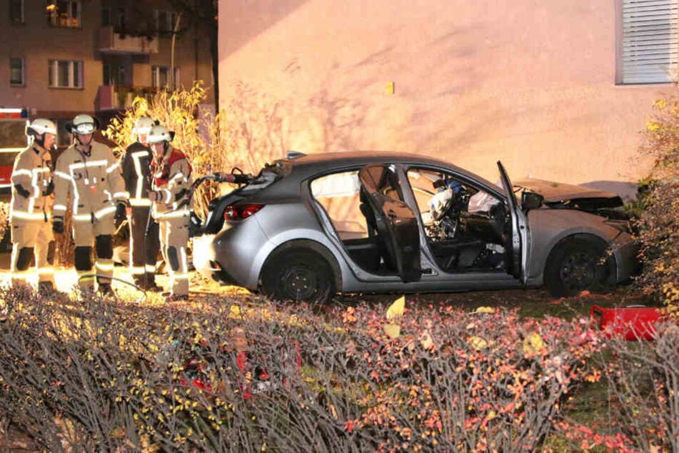 Die schwerverletzte Frau war in dem Mazda eingeklemmt.