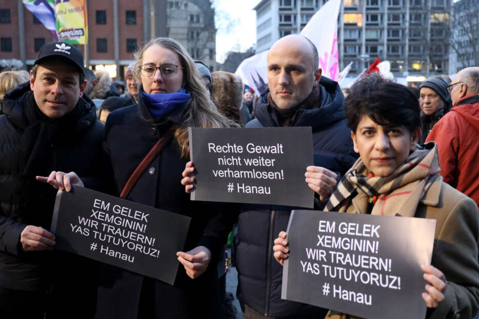 Mit Plakaten nehmen Kölner Bürger an einer Kundgebung von "Köln gegen Rechts" teil.