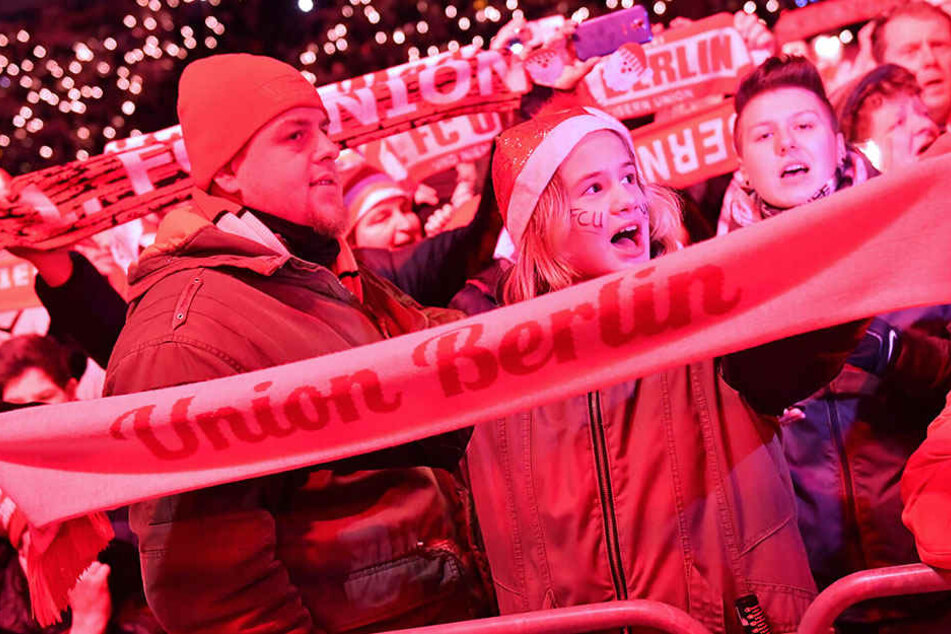 Dicht an dicht stehen Fans beim Weihnachtssingen in der Alten Försterei.