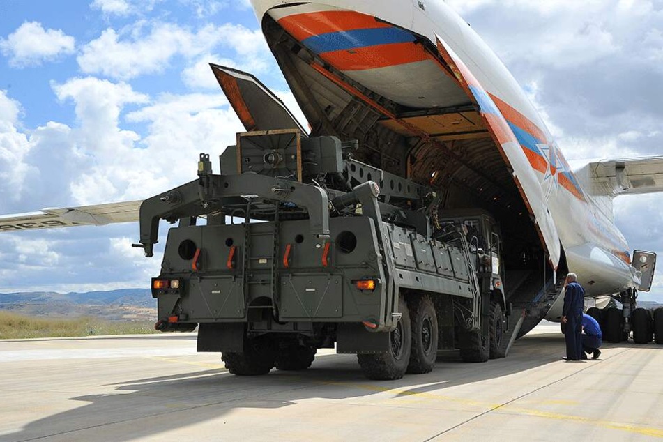 Teile des Raketenabwehrsystems S-400 aus Russland werden auf dem türkischen Luftwaffenstützpunkt Mürted aus einer russischen Antonow entladen.