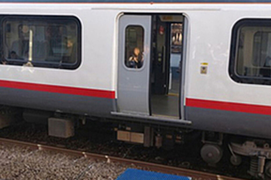 Ein Passant konnte ein Foto der offenen Tür schießen, als der Zug endlich zum Stehen kam.