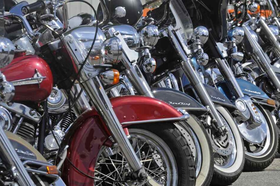 Motorräder stehen in Reih und Glied: Bei Ermittlungen gegen sogenannte Rockerbanden tanzten einige Polizeibeamte womöglich aus der Reihe.