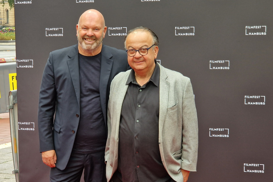 Regisseur André Schäfer (57, l.) zusammen mit Festivalleiter Albert Wiederspiel (62) bei der Premiere des Fernsehfilms "Loriot 100" auf dem Filmfest Hamburg.