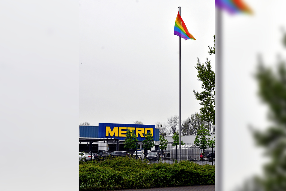Der Großhandel Metro hat schon die Regenbogenfahne gehisst.