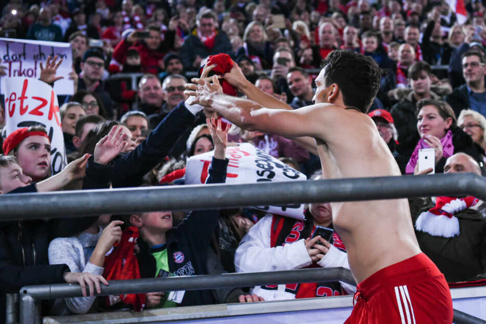 Mats Hummels überreicht einem Fan sein Trikot.