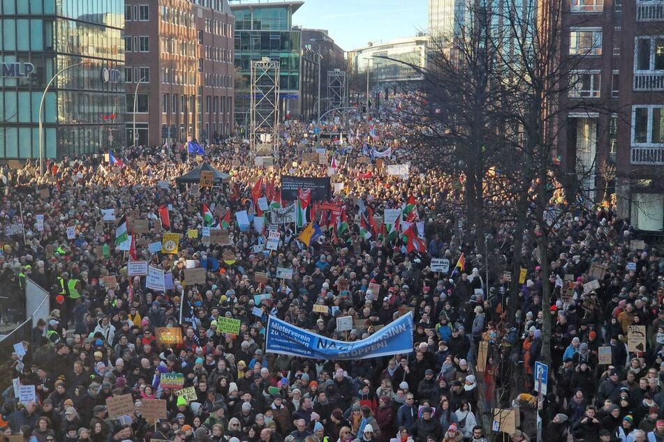 Laut Veranstalter sind am Sonntag 100.000 Menschen zusammengekommen, um gemeinsam gegen rechts zu demonstrieren. Laut Polizei waren es rund 60.000.