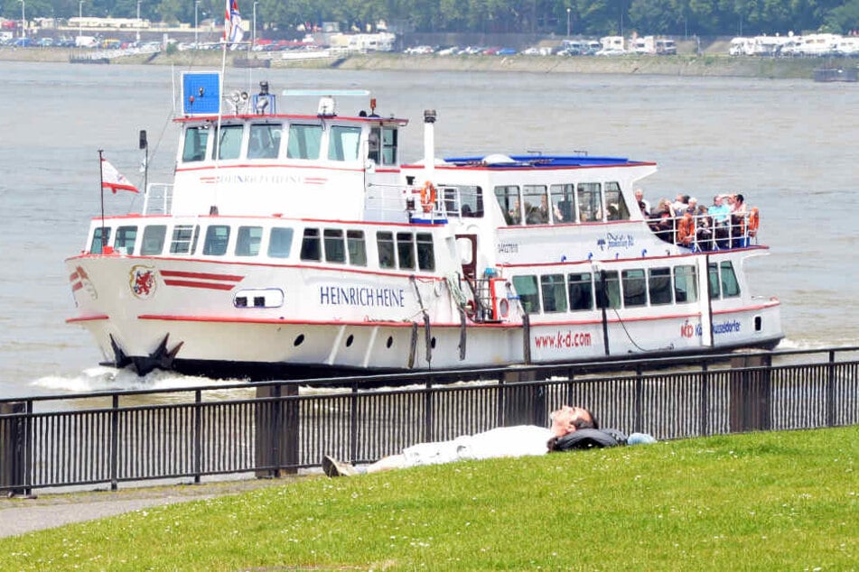 Am Sonntagabend musste ein Ausflugsschiff auf dem Rhein bei Düsseldorf eine Rundfahrt vorzeitig abbrechen (Symbolbild).
