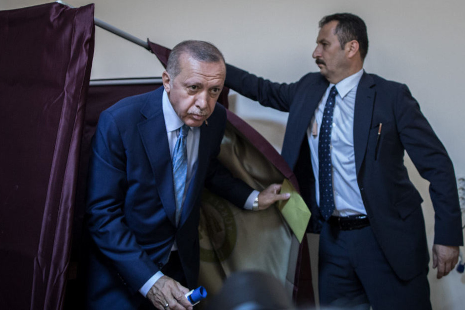 Präsident Recep Tayyip Erdogan (l.) hatte seine Stimme bereits am Vormittag abgegeben.