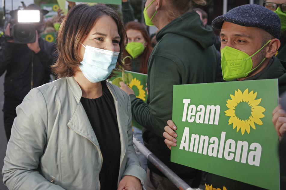 Annalena Baerbock spricht mit einem Unterstützer.