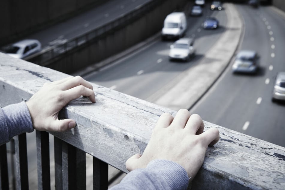 Der Teenager wollte Klimmzüge von der Brücke (Symbolbild).