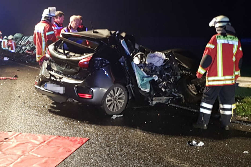 Das Auto wurde bei dem Unfall komplett zerstört.