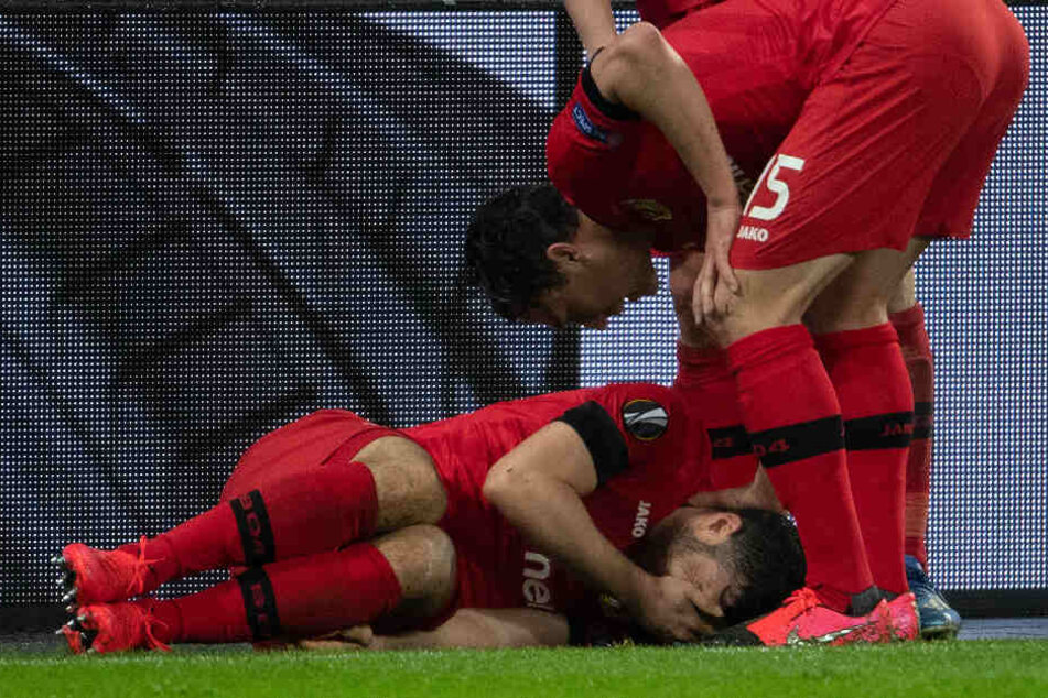 Am vergangenen Donenrstag: Leverkusens Kevin Volland liegt verletzt auf dem Platz