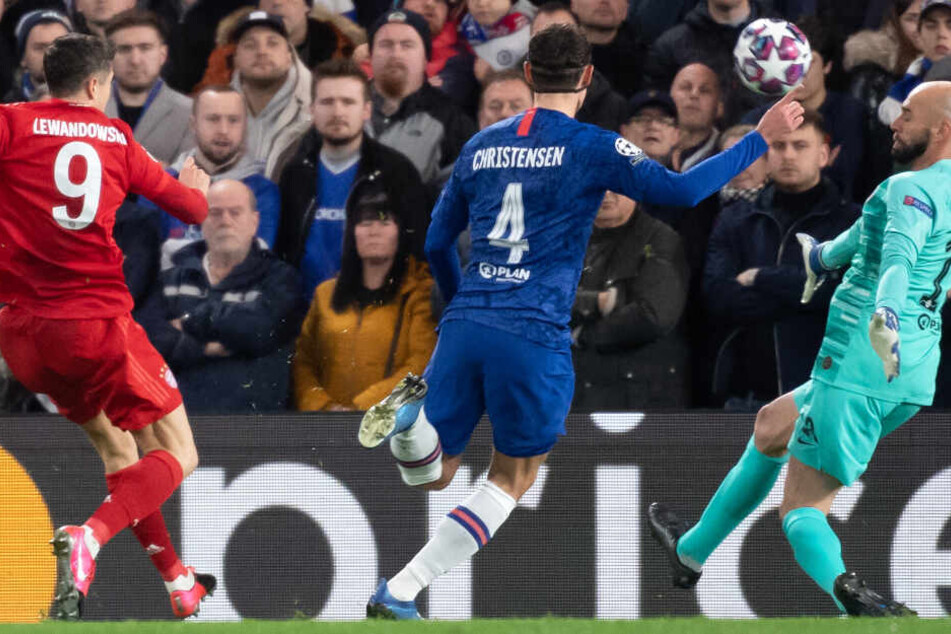 Robert Lewandowski (l.) scheiterte ein ums andere Mal an Willy Caballero (r.)