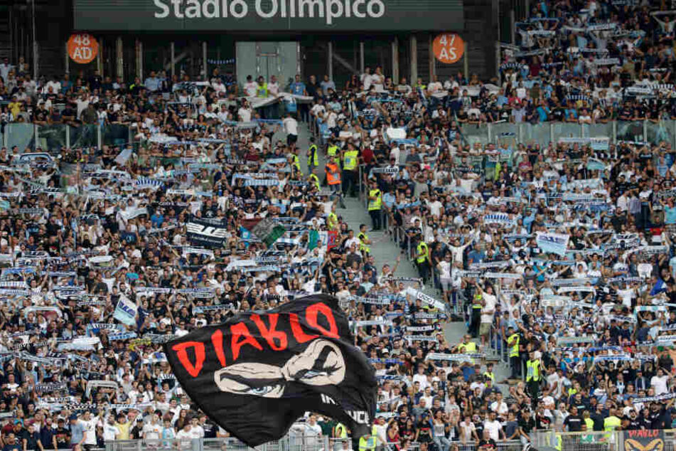 Fans von Lazio Rom halten Schals und schwenken eine Fahne vor Beginn des Spiels.