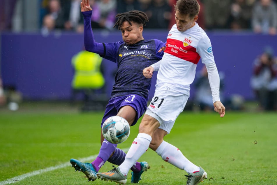 Stuttgarts Philipp Klement (r) und Osnabrücks Felix Agu kämpfen um den Ball.