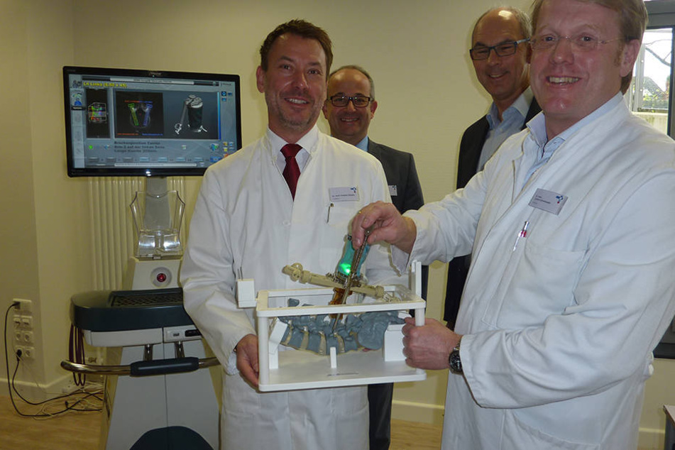 Die Neurochirurgen Dr. Gregory Köppen (li.) und Dr. Carsten Schneekloth, sowie Christoph Robrecht (Hausoberer, re.) und der stellv. kaufm. Direktor Markus Illigens.