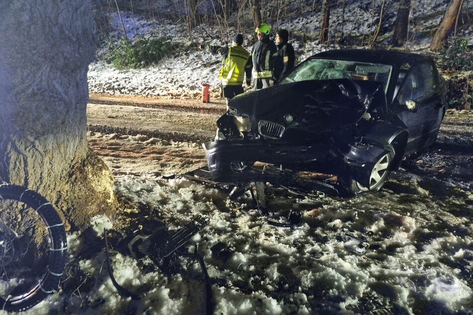 Zwei Männer wurden bei dem Unfall verletzt und ins Krankenhaus gebracht.