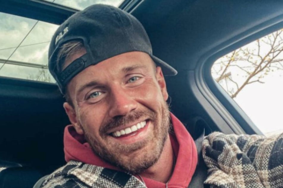 Chris Stenz (31) schlug nach dem Liebes-Aus mit der 29-Jährigen jede Menge Hass im Netz entgegen. Fans vermuten hinter der Trennung nämlich eine andere Frau.