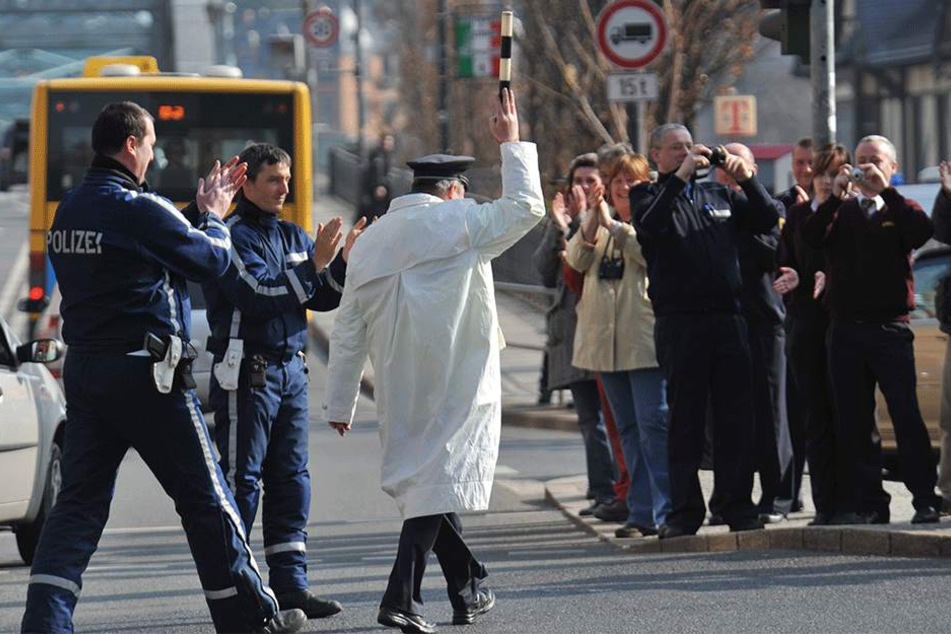 2011 ging der "Karajan vom Schillerplatz" in Rente, durfte da nochmal den Verkehr regeln.