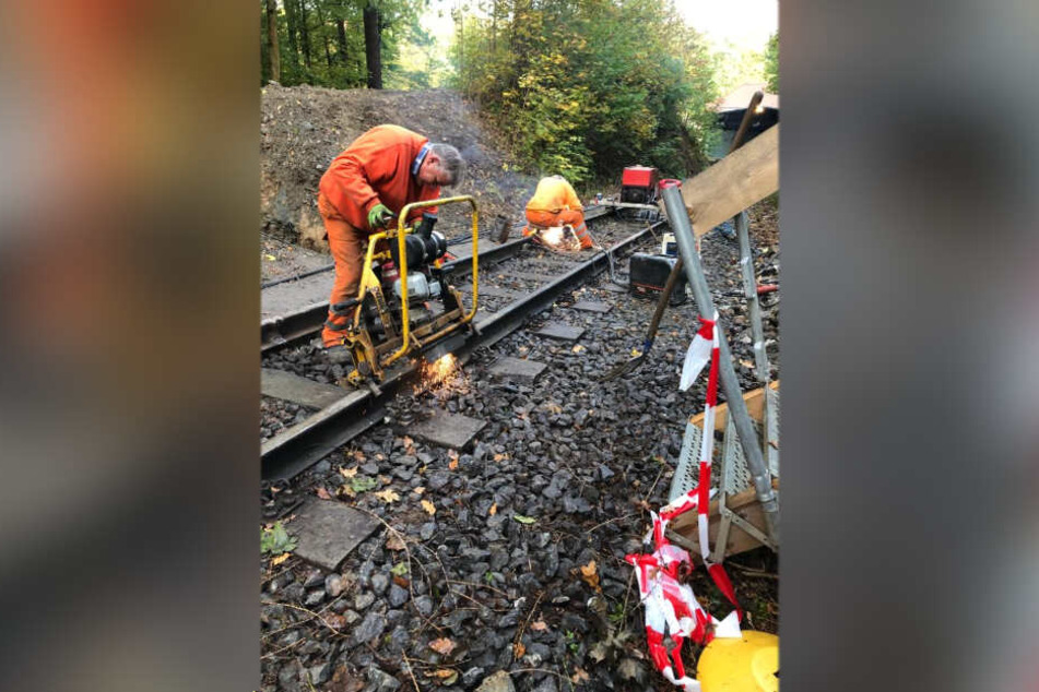 Bauarbeiter sanieren die Gleise an der Drahtseilbahn Augustusburg.