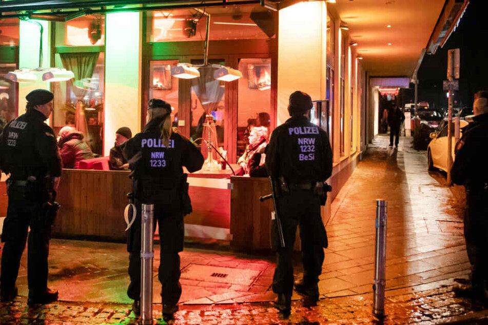 Polizisten bei einer Razzia gegen kriminelle Clans in Bochum.