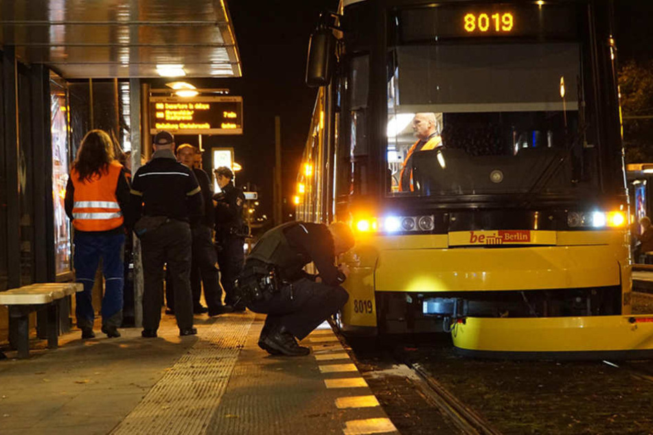 Mehrere Zeugen, darunter auch der Fahrer der Tram, erlitten einen Schock und mussten medizinisch versorgt werden.