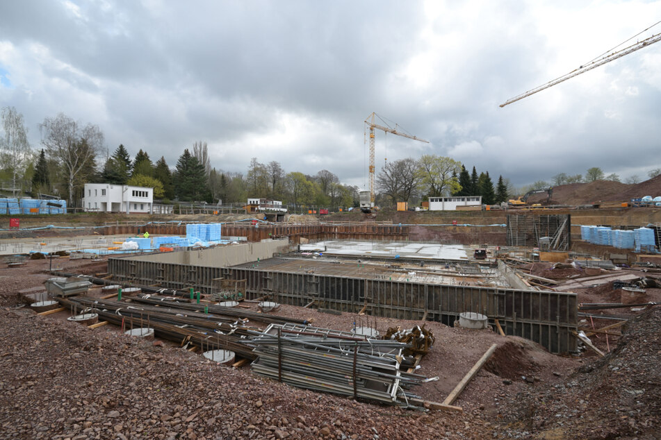 Die Baustelle des neuen Schwimmsportkomplexes in Bernsdorf macht Fortschritte. Kosten: 15,3 Millionen Euro.