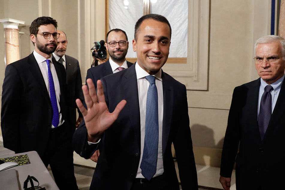 Der Chef der Fünf-Sterne-Bewegung in Italien, Luigi Di Maio (Mi.), nach einem Treffen mit dem italienischen Präsidenten Mattarella im Präsidentenpalast in Rom am Mittwochabend.