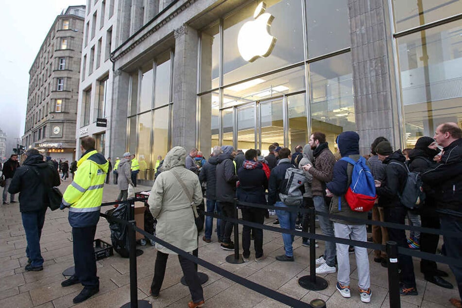 Wieder lange Schlangen: Für das iPhone X standen vor vielen Apples Stores, wie hier in Hamburg, zahlreiche Kunden an.