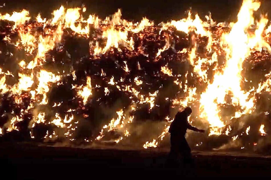 Durch starken Wind griff das Feuer auf den kompletten Strohdiemen über.