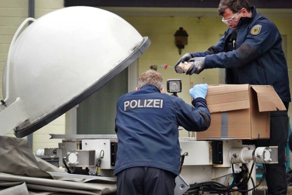 Die Polizei bei der Böller-Razzia.