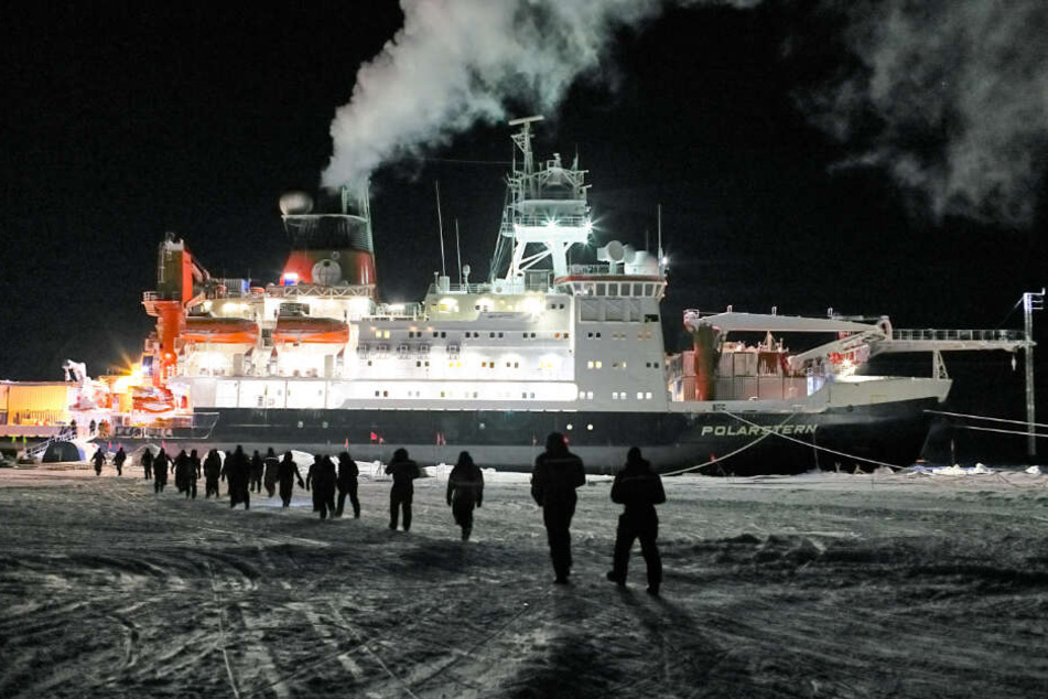 Expeditionsteilnehmer gehen in Richtung des Forschungsschiffs "Polarstern".