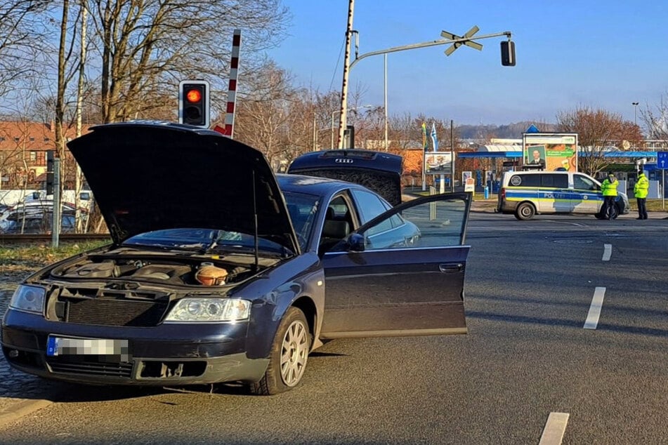 Der Audi krachte seitlich gegen die Schranke.