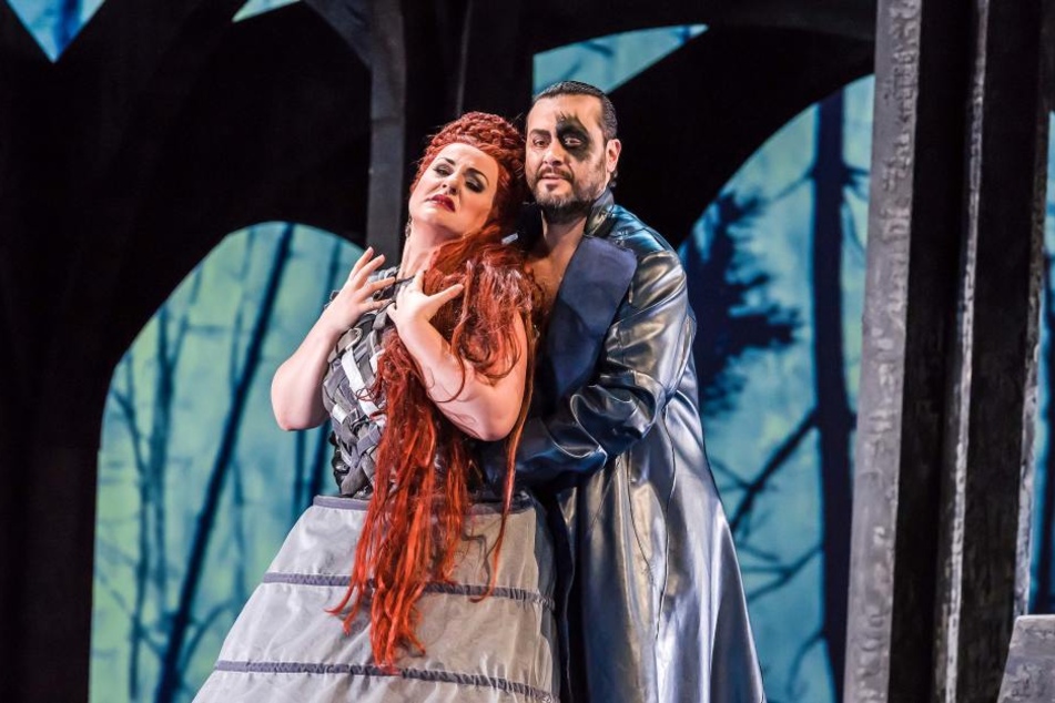 Der Grieche Aris Argiris brilliert als Wotan, Monika Bohinec stellt seine Frau Fricka dar.