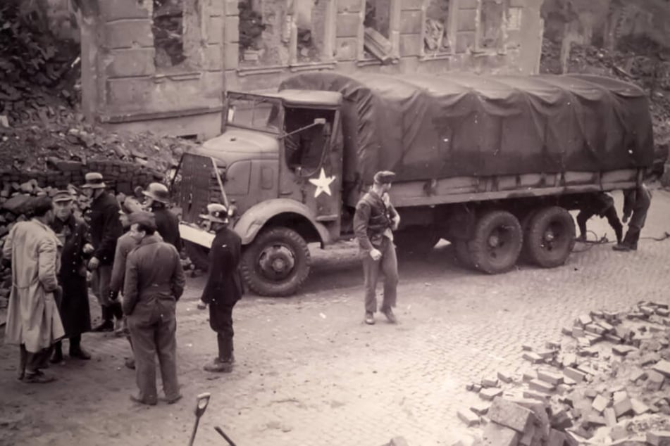 Ein Amerikanischer LKW in Chemnitz: Aufräumarbeiten nach den Bombenangriffen 1945.