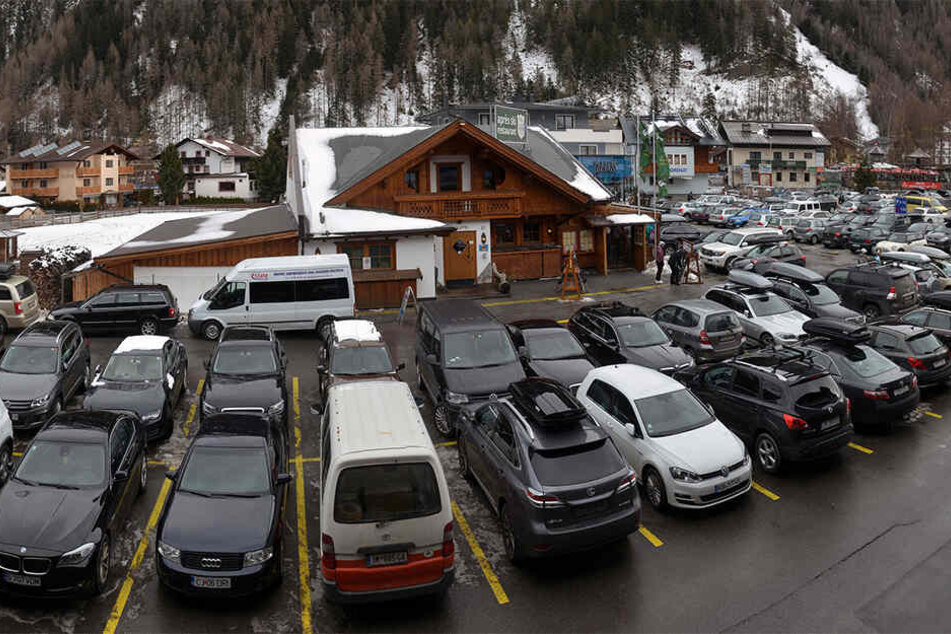 Auf einem Parkplatz im Skigebiet geschah das Unglück. (Symbolbild)