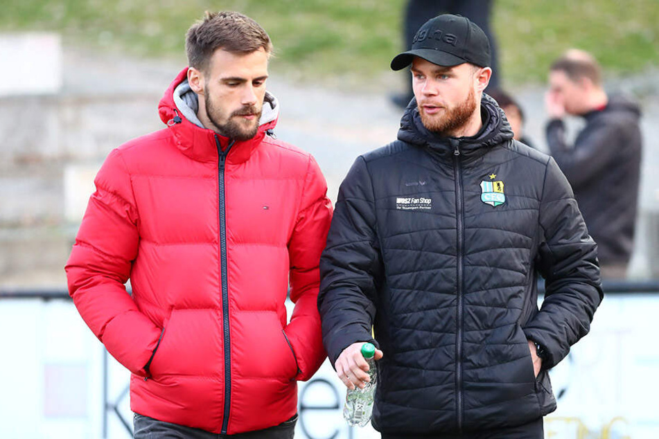 Tobias Müller (r.) im Gespräch mit Mannschaftskollege Liridon Vocaj. Er wird wohl heute das Halbfinale erneut in zivil verfolgen.